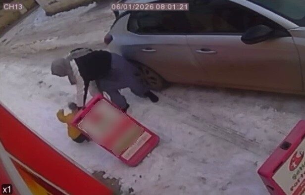 Adıyaman’da, buzlanan sokakta vatandaşlar, düşüp düşüp kalkarak ilerlemeye çalıştı. Adıyaman’da