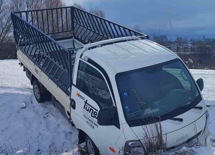 Bilecik’te yerlerin buzlu olması sebebi ile kontrolden çıkan araç tarlaya