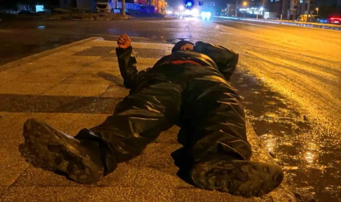 Aksaray’da buzlu yolda kayarak devrilen motosikletin sürücüsü yaralandı. Kaza, Çiftlik