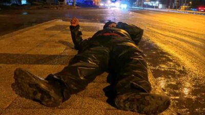 Aksaray’da buzlu yolda kayarak devrilen motosikletin sürücüsü yaralandı. Kaza, Çiftlik