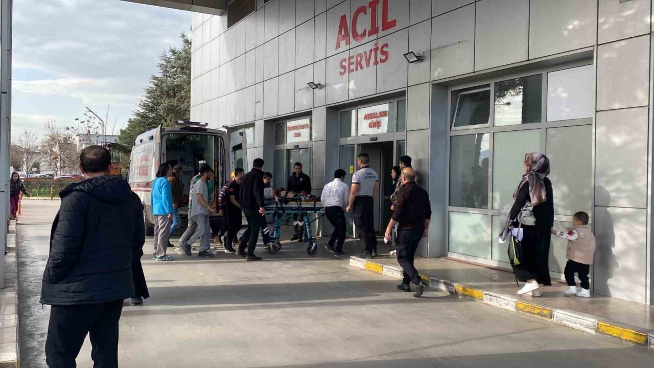 Kocaeli’nin Körfez ilçesinde 54 yaşındaki işçi, çalıştığı inşaattan düşerek yaralandı.