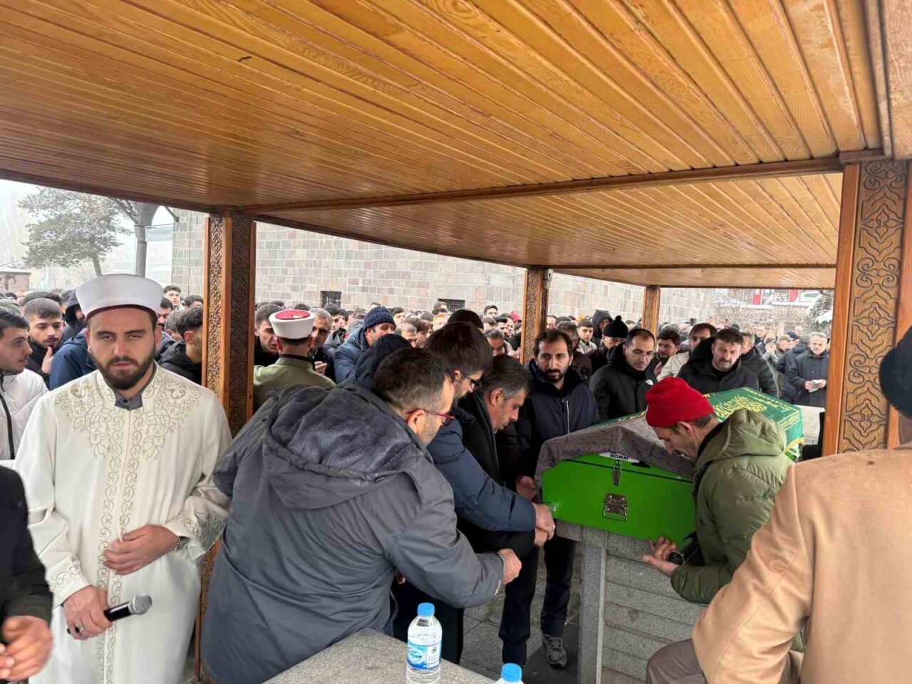 Erzurum’da evinin camlarını silerken dengesini kaybederek aşağı düşen öğretmenin cenazesi