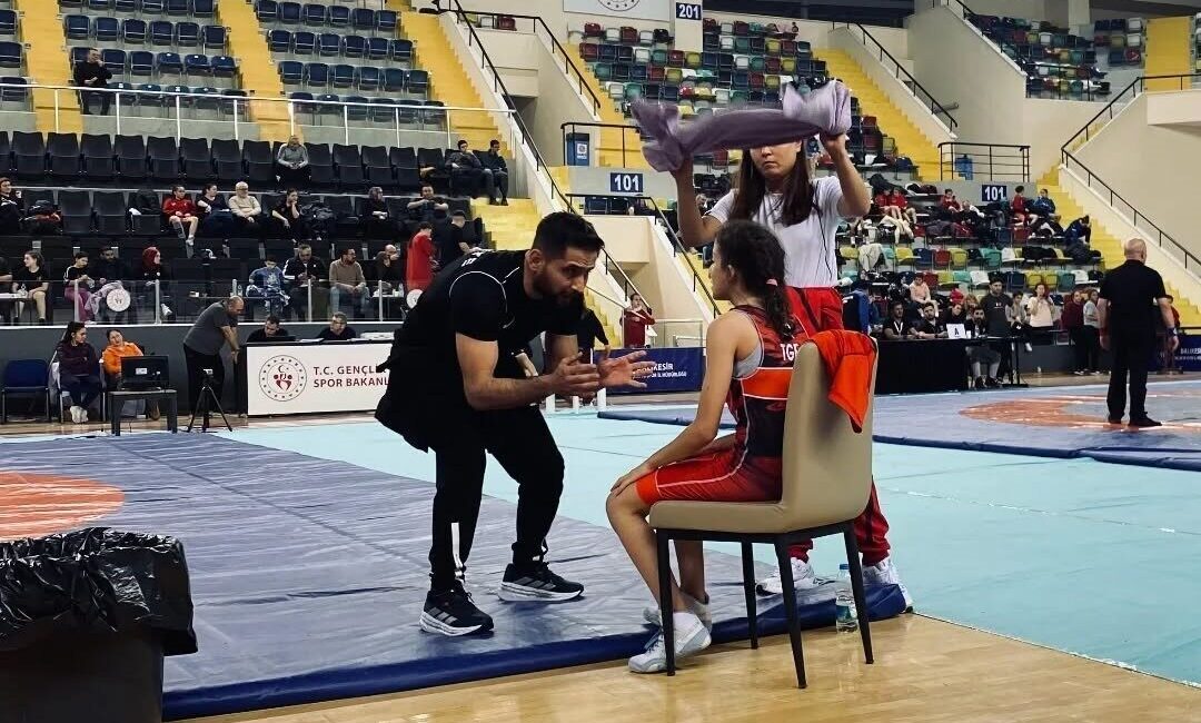 Balıkesir’de düzenlenen 5. Yasemin Adar Kadınlar Güreş Turnuvası’nda Camardı Spor