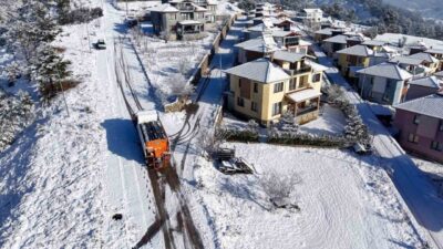 Denizli’nin Çameli Belediyesi, ilçenin genelinde etkili olan yoğun kar yağışı