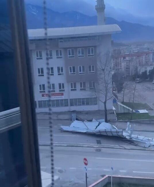 Bursa’nın Kestel ilçesinde etkili olan şiddetli rüzgar, bir caminin çatısını
