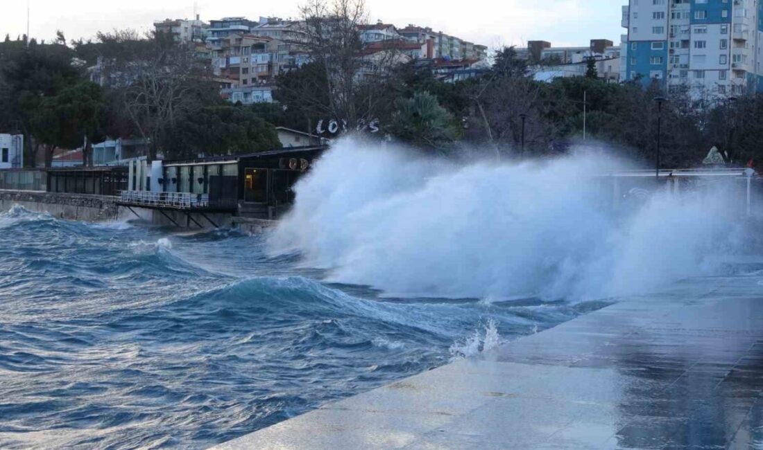 Çanakkale Boğazı’nda etkili olan lodos fırtınası nedeniyle gemi trafiği gece