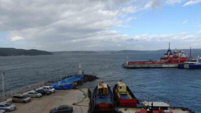 Çanakkale Boğazı, fırtına nedeniyle trafiğe kapatıldı. Bozcaada ilçesine yapılması planlanan