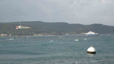 Çanakkale Boğazında etkili olan lodos fırtınası nedeniyle gemi trafiği saat