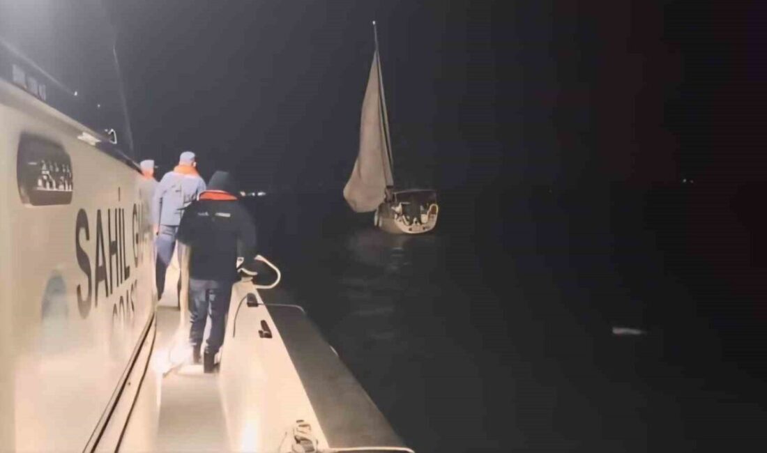Çanakkale Boğazı’nda makine arızası nedeniyle sürüklenen ve içinde 2 kişinin