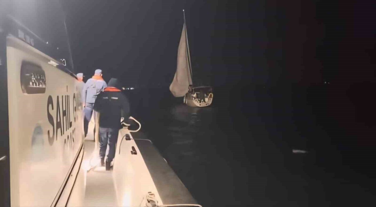Çanakkale Boğazı’nda makine arızası nedeniyle sürüklenen ve içinde 2 kişinin