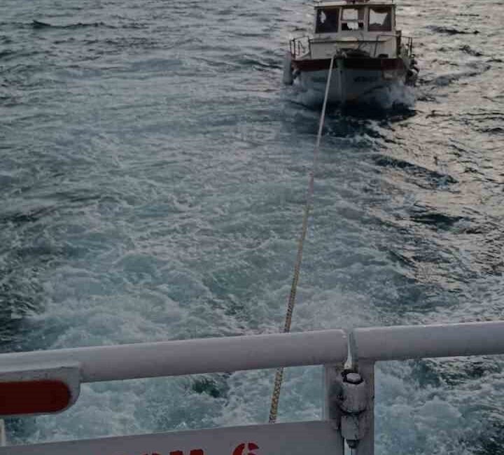 Çanakkale Boğazı’nda makine arızası yaparak sürüklenen ve içinde 1 kişinin