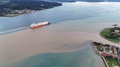 Çanakkale Boğazı’nda denizin bir bölümü, sağanak yağış sonrası farklı bölgelerden