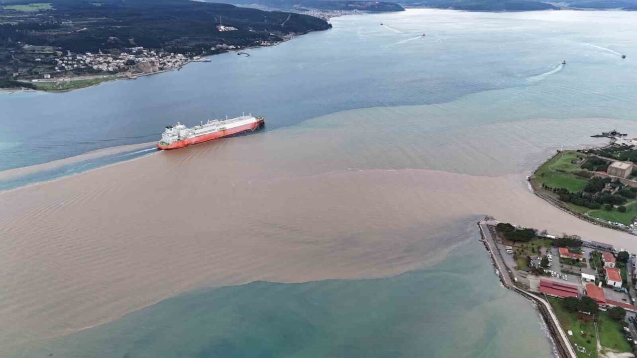 Çanakkale Boğazı’nda denizin bir bölümü, sağanak yağış sonrası farklı bölgelerden