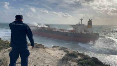 Çanakkale Valiliği, Bozcaada açıklarında lodos fırtınası nedeniyle karaya oturan boş