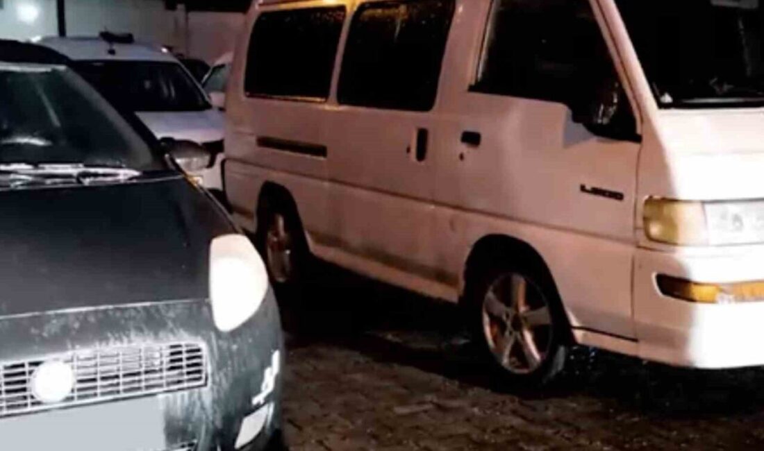 Çanakkale’de düzenlenen operasyonda 33 kaçak göçmen yakalandı, 5 organizatör tutuklandı.