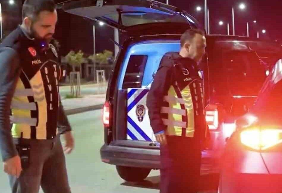 Çanakkale’de emniyet ekiplerince gerçekleştirilen denetimlerde 40 araç trafikten men edildi.