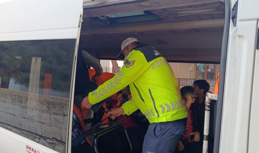 Çanakkale’de jandarma ekiplerince okul servis araçları ve sürücüleri denetlendi. Çanakkale
