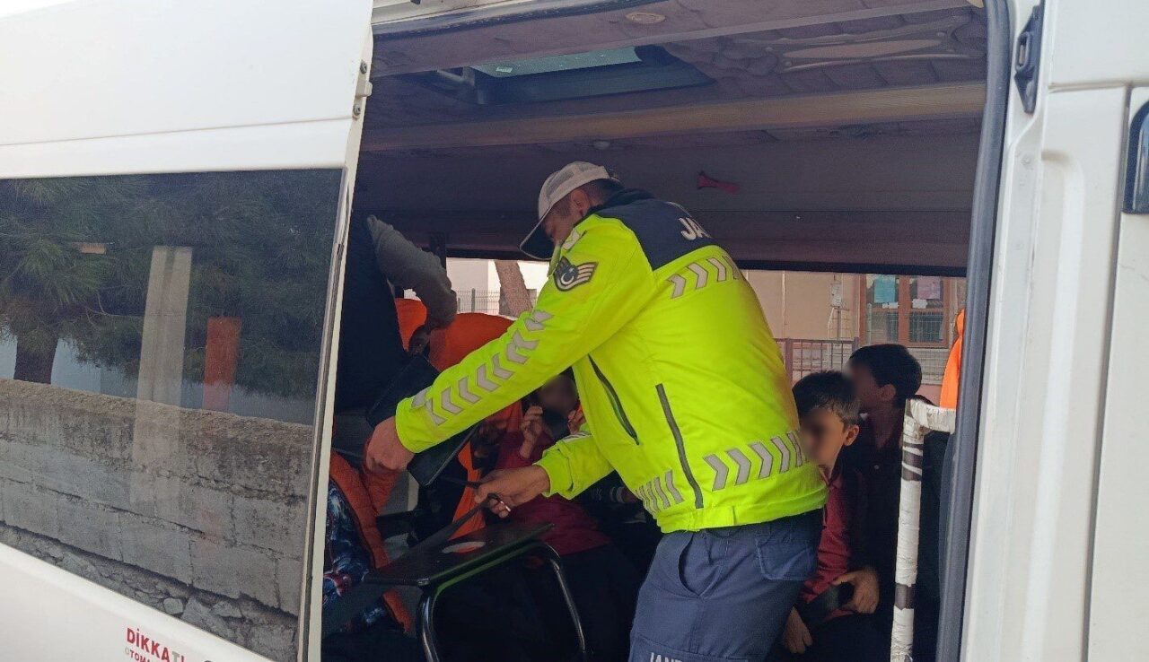 Çanakkale’de jandarma ekiplerince okul servis araçları ve sürücüleri denetlendi. Çanakkale