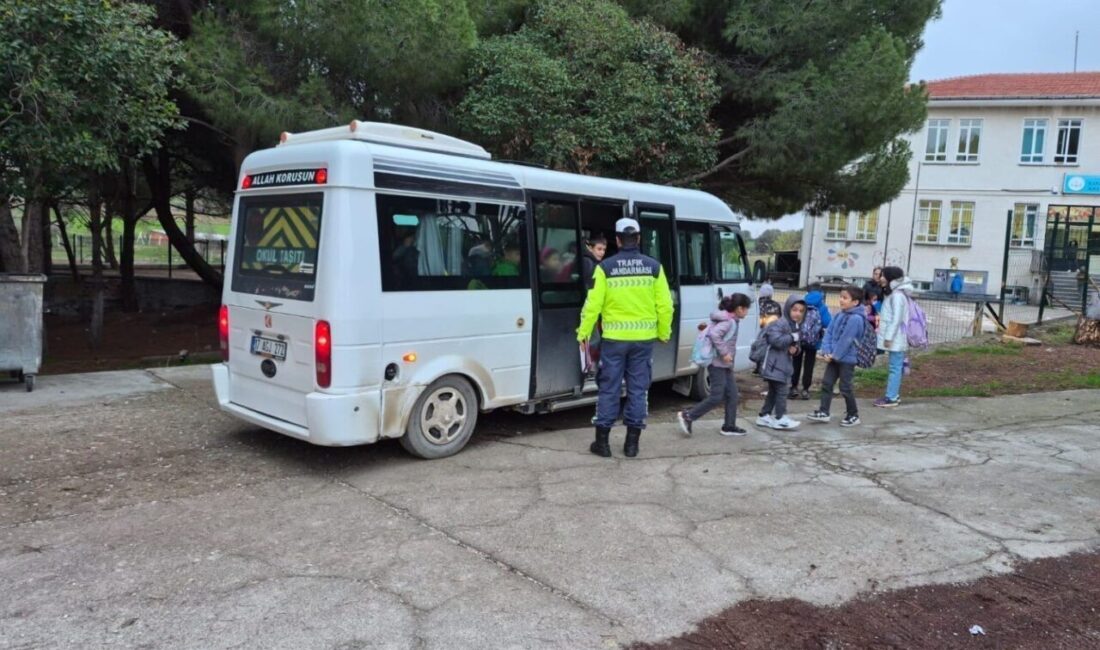 Çanakkale’de jandarma ekiplerince öğrenci taşımacılığı yapan servis araçlarına yönelik denetimler