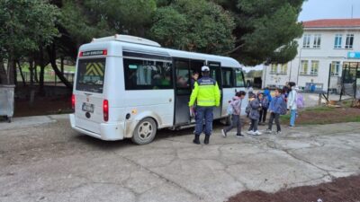 Çanakkale’de jandarma ekiplerince öğrenci taşımacılığı yapan servis araçlarına yönelik denetimler