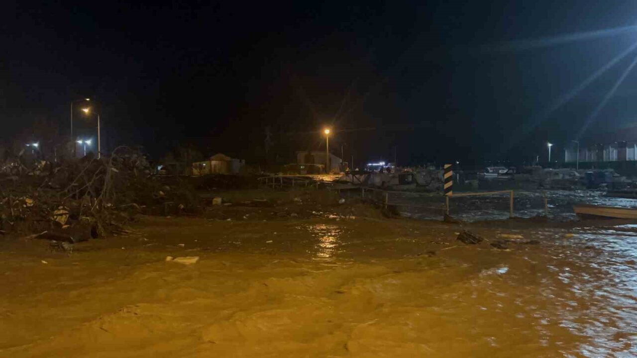 Çanakkale’de sağanak yağış nedeniyle Kepez Çayı taştı. Dardanos ve Güzelyalı