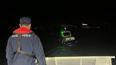 Çanakkale Boğazı’nda içinde 3 kişinin bulunduğu motor arızası yaparak sürüklenen