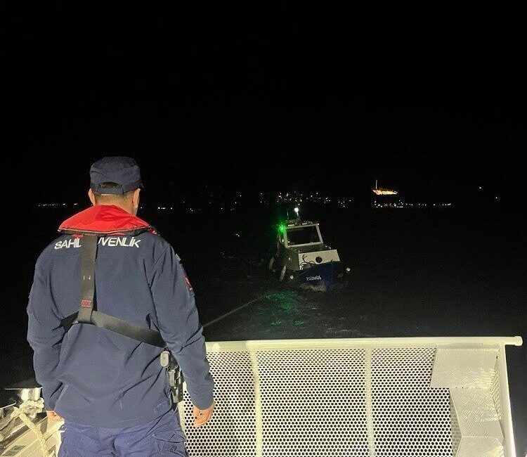 Çanakkale Boğazı’nda içinde 3 kişinin bulunduğu motor arızası yaparak sürüklenen