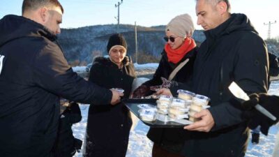 Samsun’un Canik Belediyesi, sürdürdüğü karla mücadele çalışmalarıyla yolları açık tutarken,