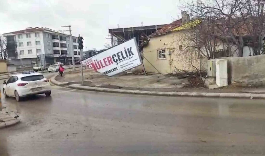 Eskişehir’de etkili olan fırtına sebebiyle Çankaya Mahallesi’nde çatılar uçup ve