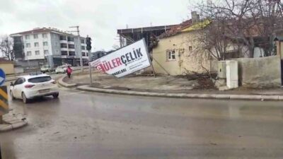 Eskişehir’de etkili olan fırtına sebebiyle Çankaya Mahallesi’nde çatılar uçup ve
