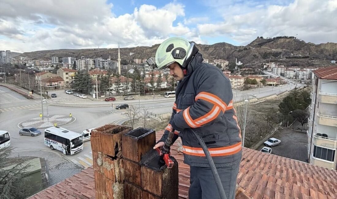 Çankırı’da bir apartmanın baca kısmında çıkan yangın ekiplerin müdahalesiyle çatıya