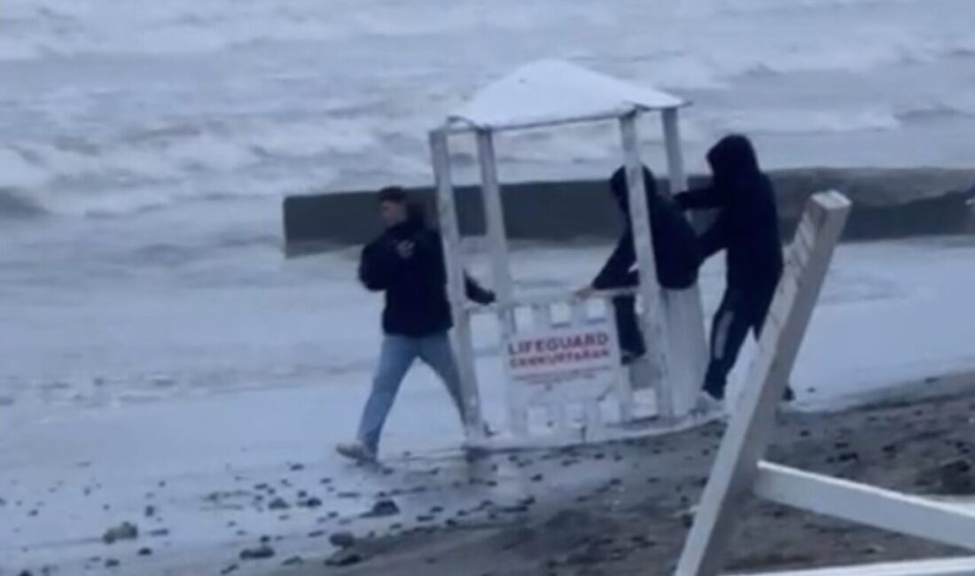 Samsun’un Atakum ilçesinde sahildeki cankurtaran kulübesini denize atmaya çalışan 3