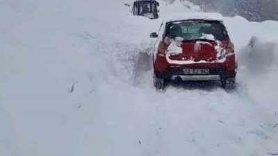 Van’ın Çatak ilçesinde mahalle yoluna çığ düşerken, o esnada yolda