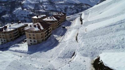 Van’ın Çatak ilçesinde toplu konutların bulunduğu bölgeye gece saatlerinde iki