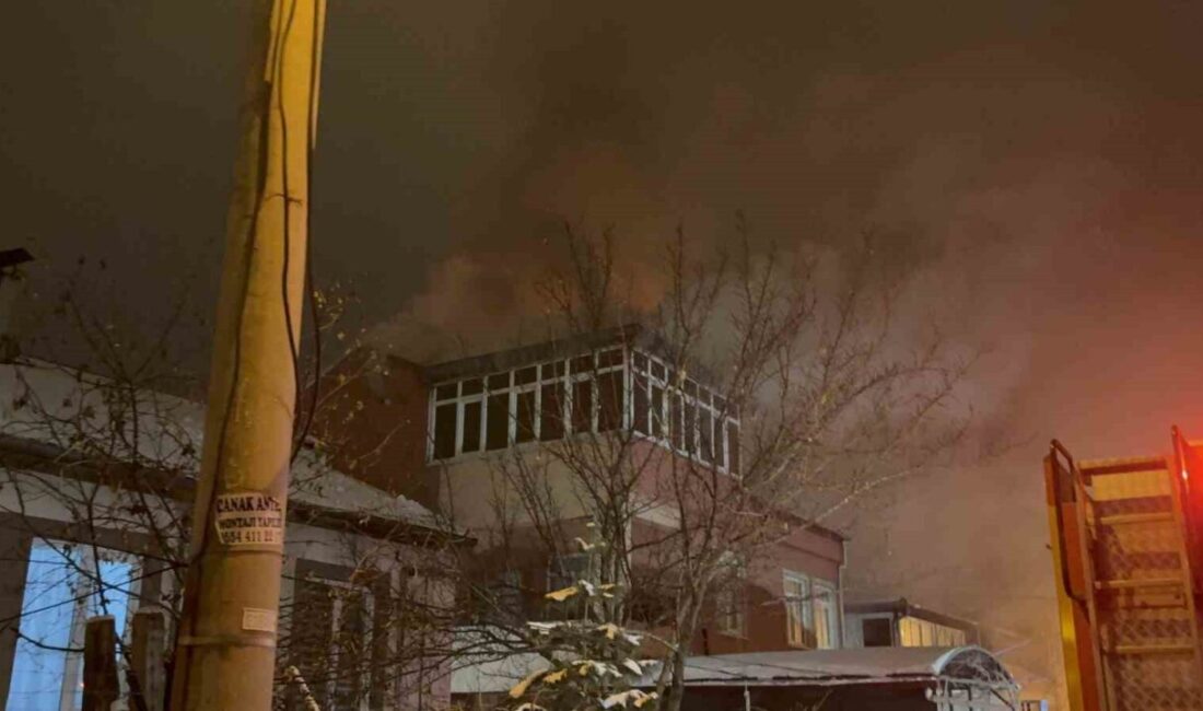 Kayseri’nin Melikgazi ilçesinde 3 katlı ikametin çatısında çıkan yangın 2