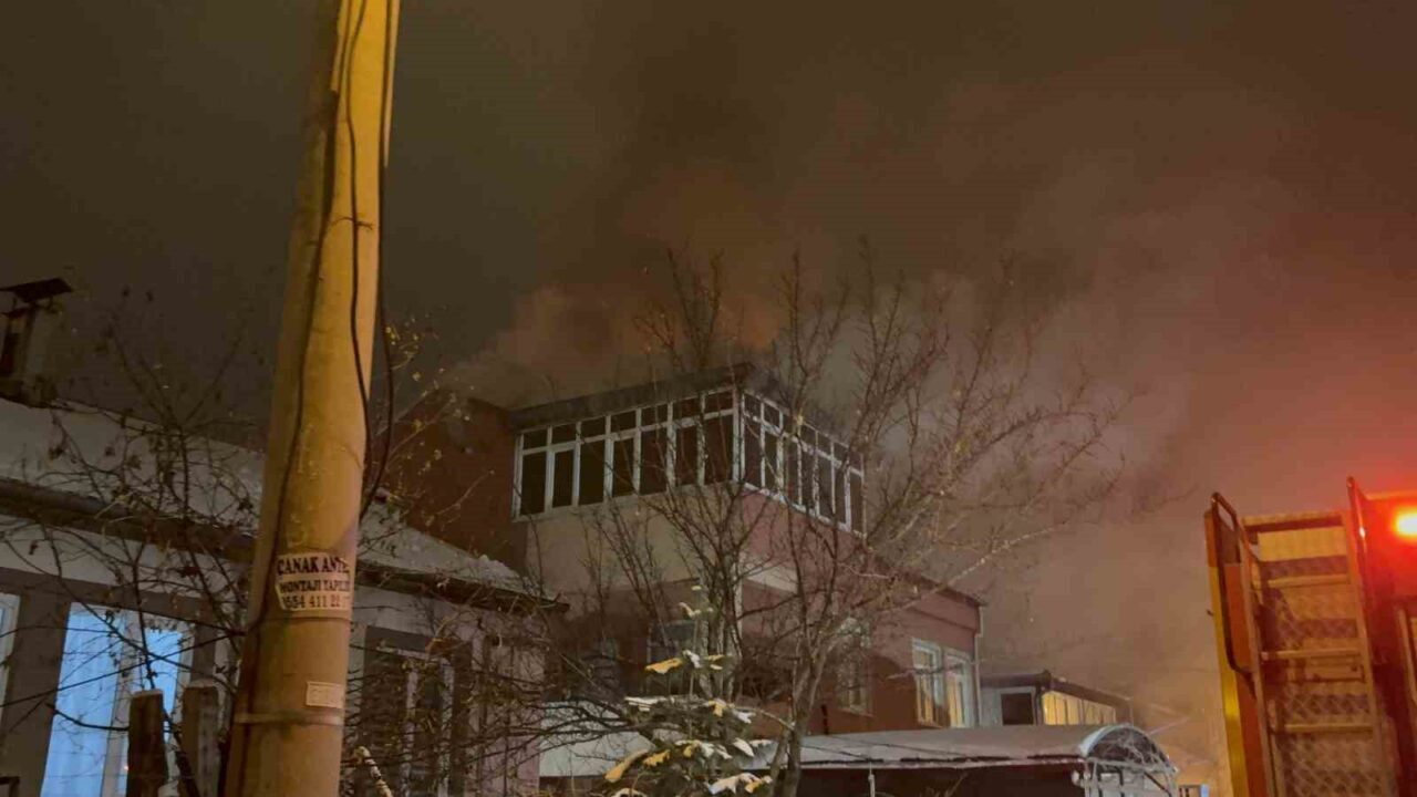 Kayseri’nin Melikgazi ilçesinde 3 katlı ikametin çatısında çıkan yangın 2