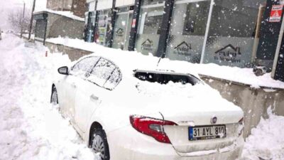 Diyarbakır’da çatıda çözülen kar kütlesi, otomobilin üzerine düşmesi sonucu araç