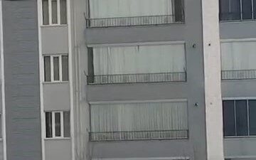 Elazığ’da bir şahsın 4 katlı binanın karla kaplı çatısını hiçbir