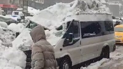 Bitlis’te bir binanın çatısından düşen kar kütlesi, seyir halindeki minibüsün
