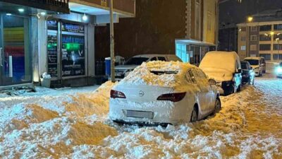 Muş’ta 5 katlı bir binanın çatısından kayan kar kütlesi, park