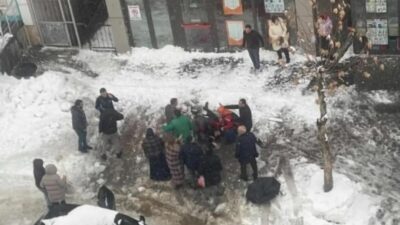 Bingöl’de 5 katlı binanın çatısından düşen kar kütlesinin altında kalan