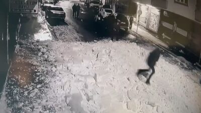 Bingöl’de 2 katlı binanın çatısında çözülen kar kütlesi aşağı düştü.
