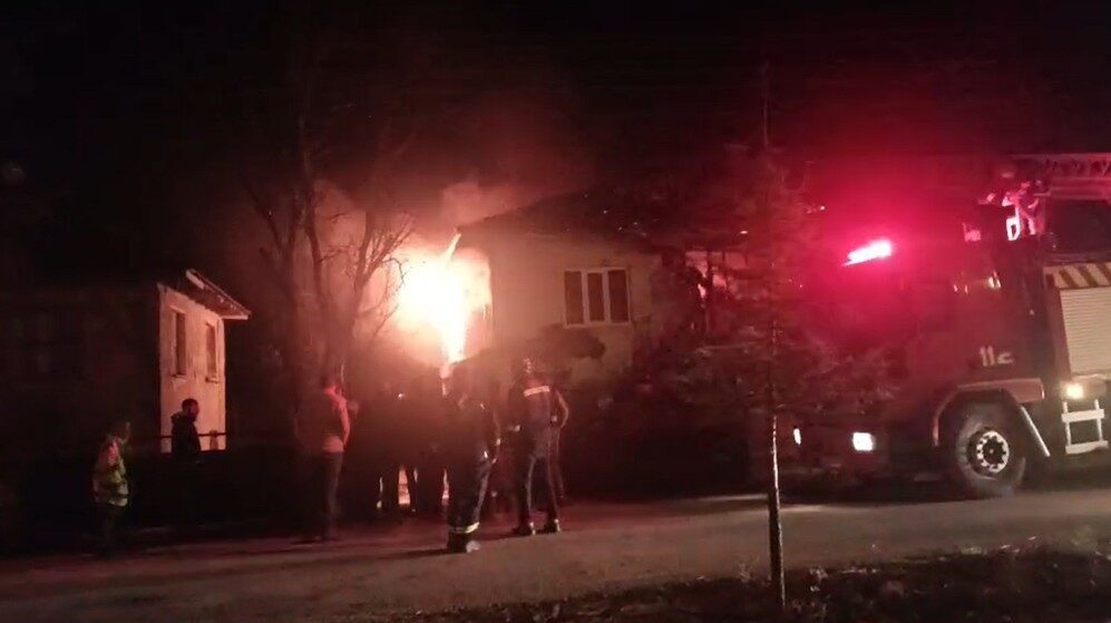 Isparta’nın Şarkikaraağaç ilçesinde, iki katlı müstakil bir evin çatısında çıkan