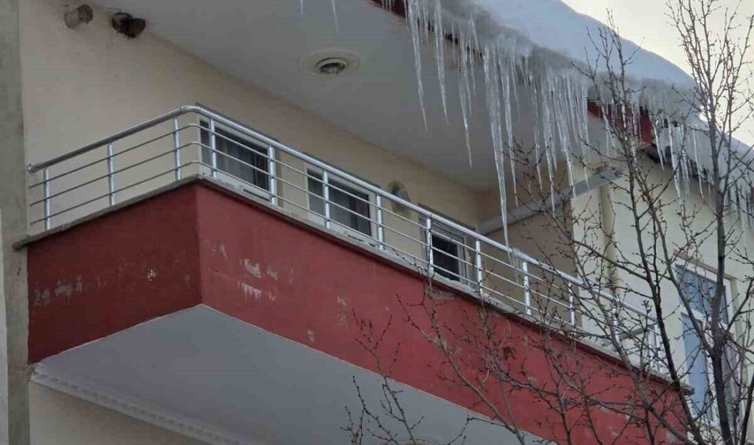 Adıyaman’ın Sincik ilçesinde binaların çatılarında biriken kar kütleleri ve buz