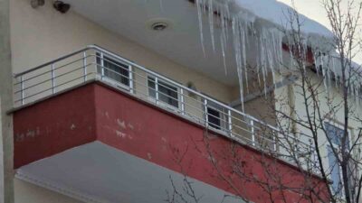 Adıyaman’ın Sincik ilçesinde binaların çatılarında biriken kar kütleleri ve buz