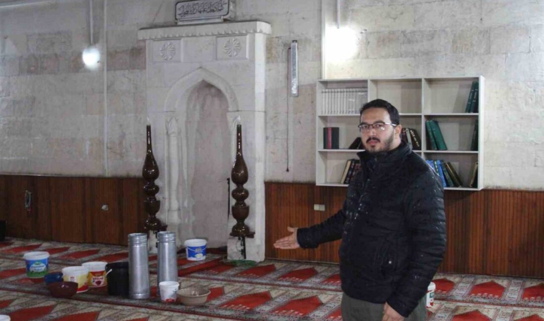Adana’da 201 yıllık camide, sağanak yağışın ardından tavandan su akarken
