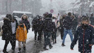 Erzincan’da etkili olan kar yağışı dolayısıyla Çayırlı ve Kemah ilçelerinde