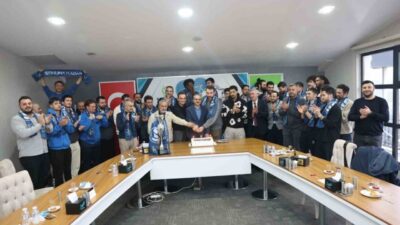 Çayırova Belediye Başkanı Bünyamin Çiftçi, Erkekler Federasyon Kupası’nı kazanan Çayırova