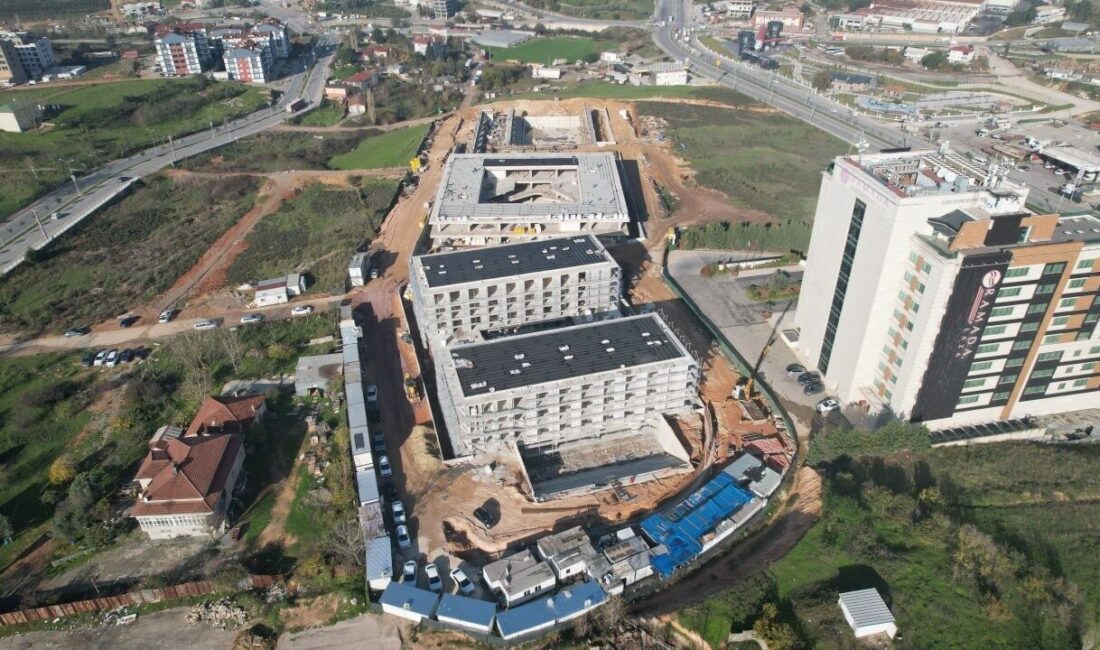 Çayırova Belediye Başkanı Bünyamin Çiftçi, ilçede yapımı devam eden spor