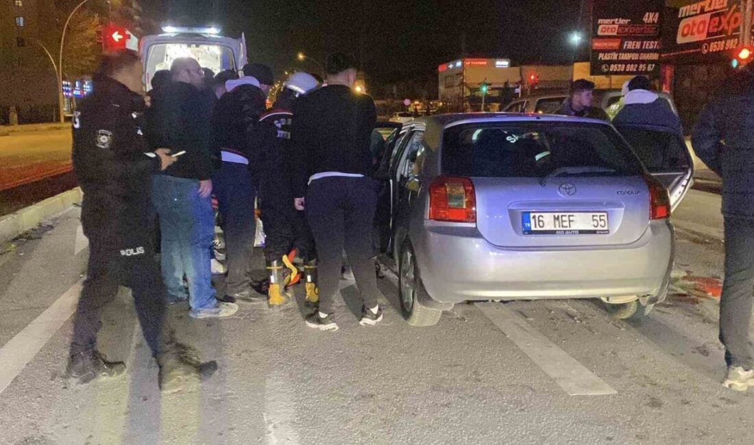 Çorum’da trafik ışıklarında bekleyen çekiciye arkadan çarpan otomobilin hurdaya döndüğü